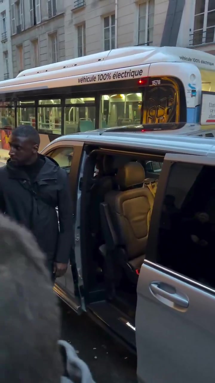 [技术集锦]✨实拍：维尼修斯抵达巴黎参加卡✌️戴珊的活动，周