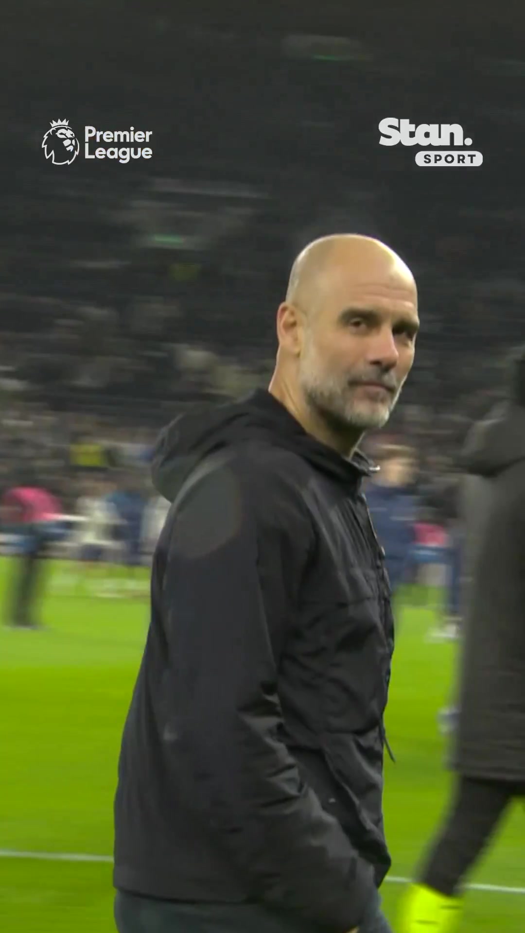 【体育视频】啥意思？瓜迪奥拉和跟拍他的摄影师进行了一番眼神较