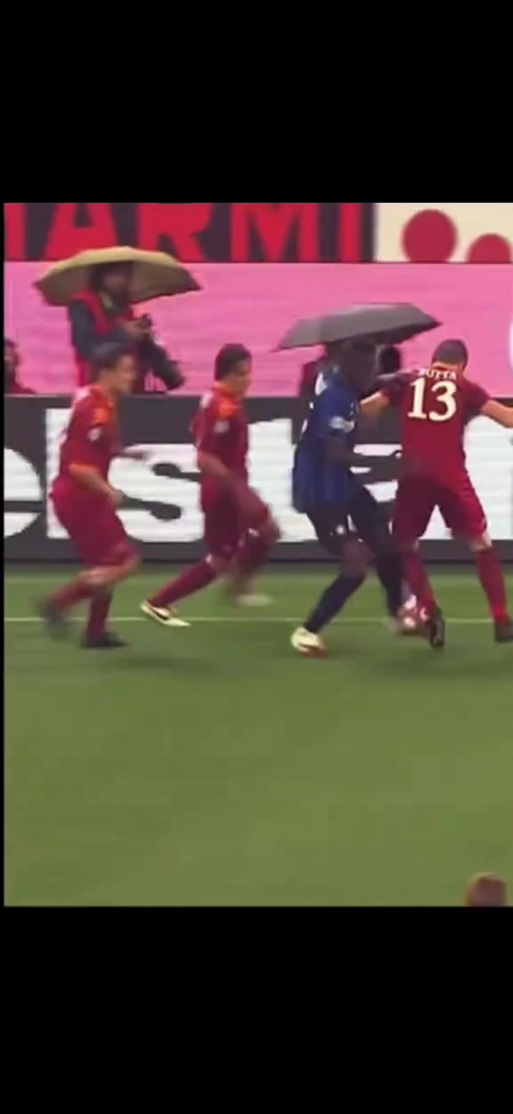 【体育头条】狠人！当年托蒂背后这一脚让巴神领教了狼王的脾气