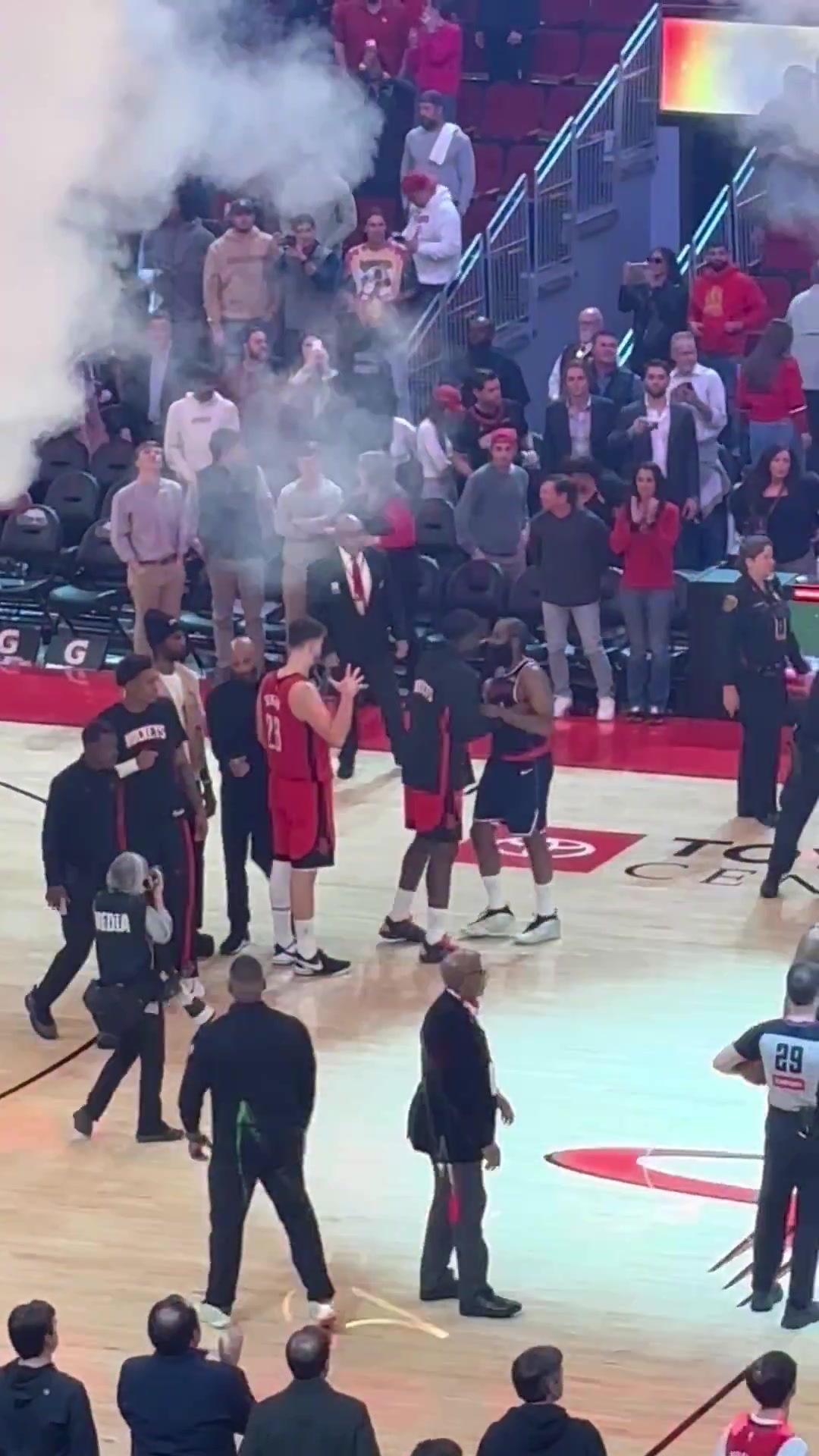 [集锦]哈登本赛季vs火箭赛后与卡佩拉久久拥抱+与其他火箭球