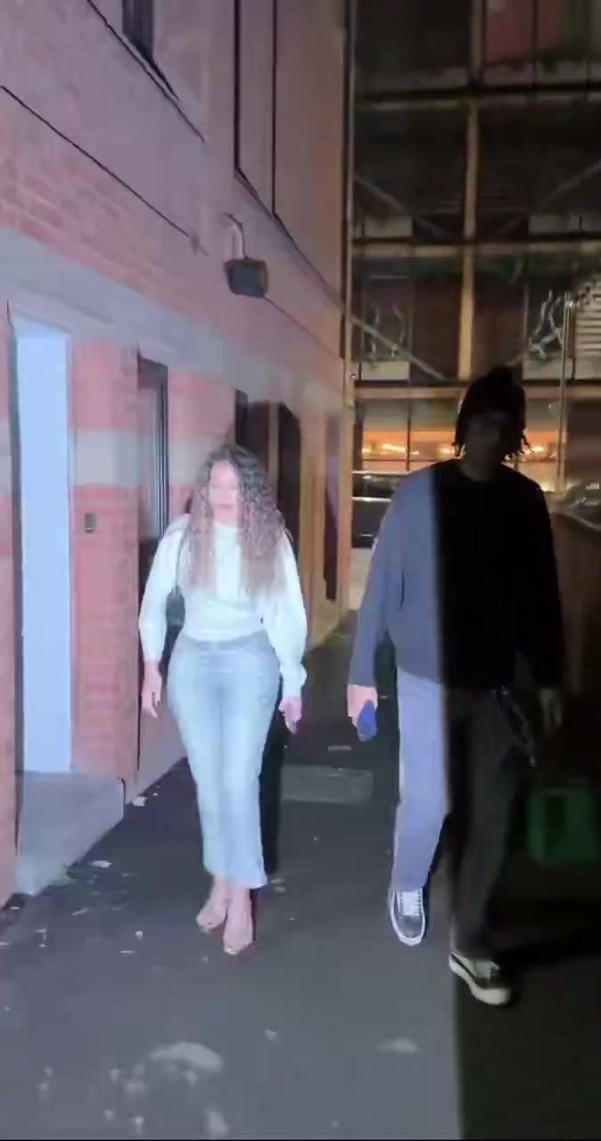 【你怎么看？】约罗也被拍到和女友一起庆祝曼联的胜利，还被开了