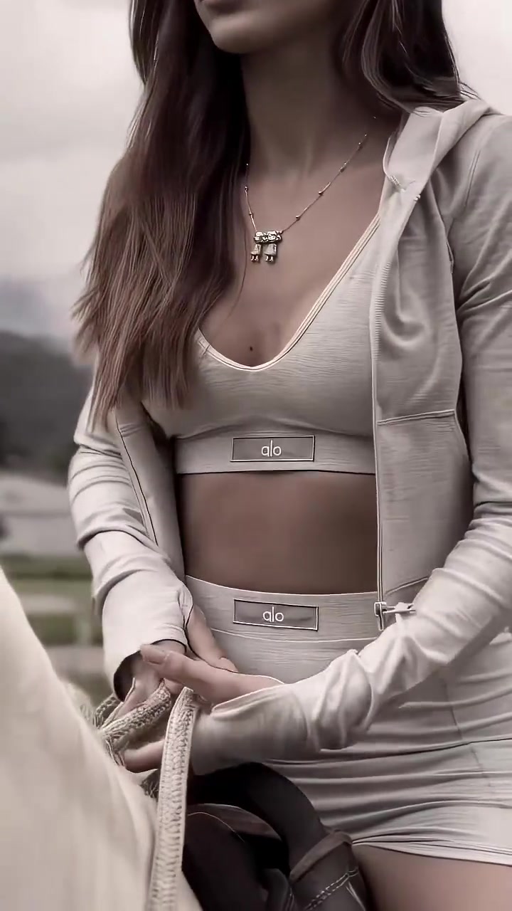 【球迷看点】美丽优雅！内马尔女友布鲁娜骑马拍广告