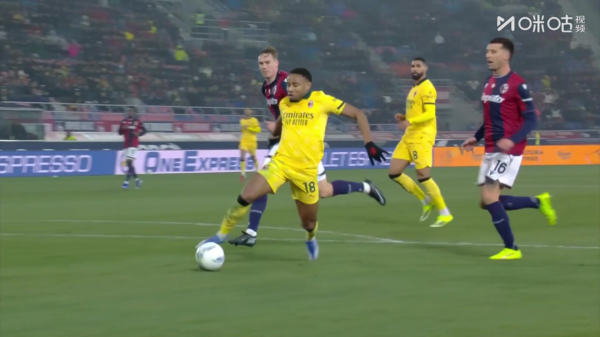 米兰2-0领先！恩昆库造点+点射，进球后经典吹气球庆祝