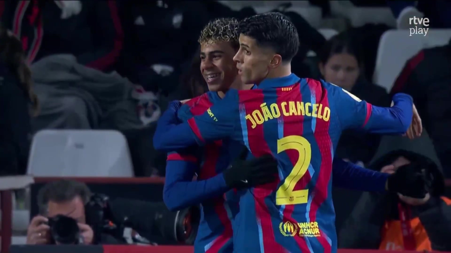 巴萨打破僵局！拉什福德前场断球，德容助攻亚马尔破门