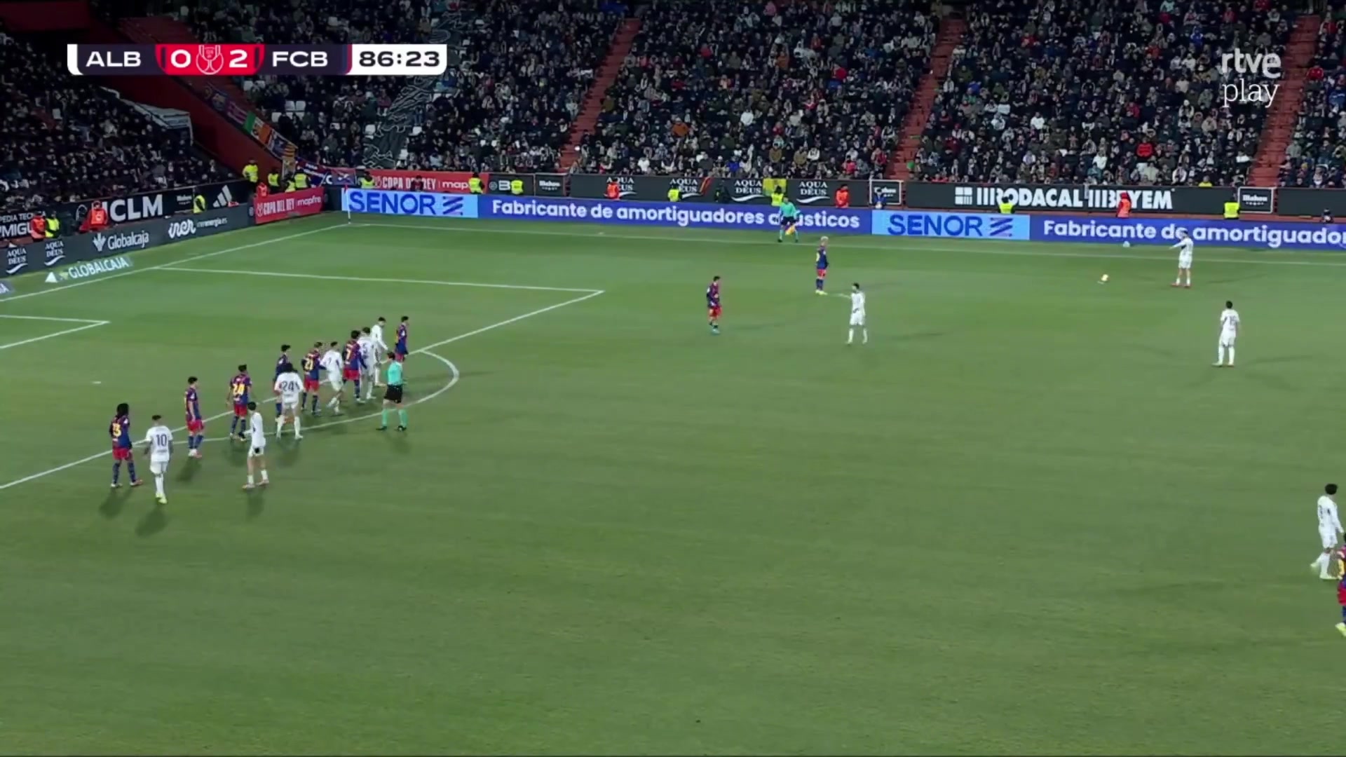 还有悬念？莫雷诺鱼跃冲顶破门，阿尔瓦塞特扳回一球！