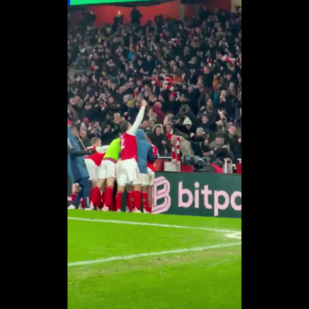 【球迷看点】点燃全场！哈弗茨最后时刻破门，场上球员和现场球迷激情庆祝