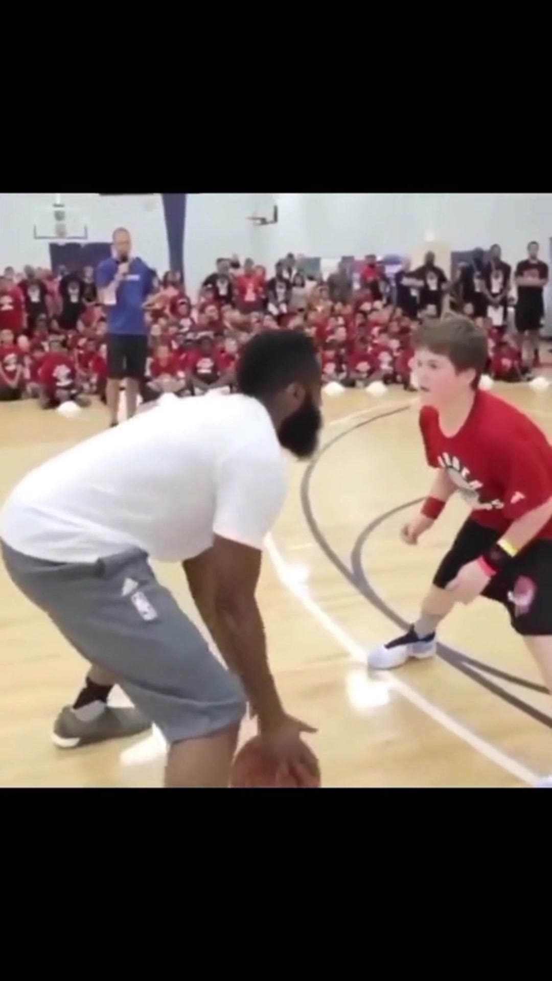 【今日速看】小孩哥：教练告诉我防守哈登只需要盯住他的眼睛⚽。。。