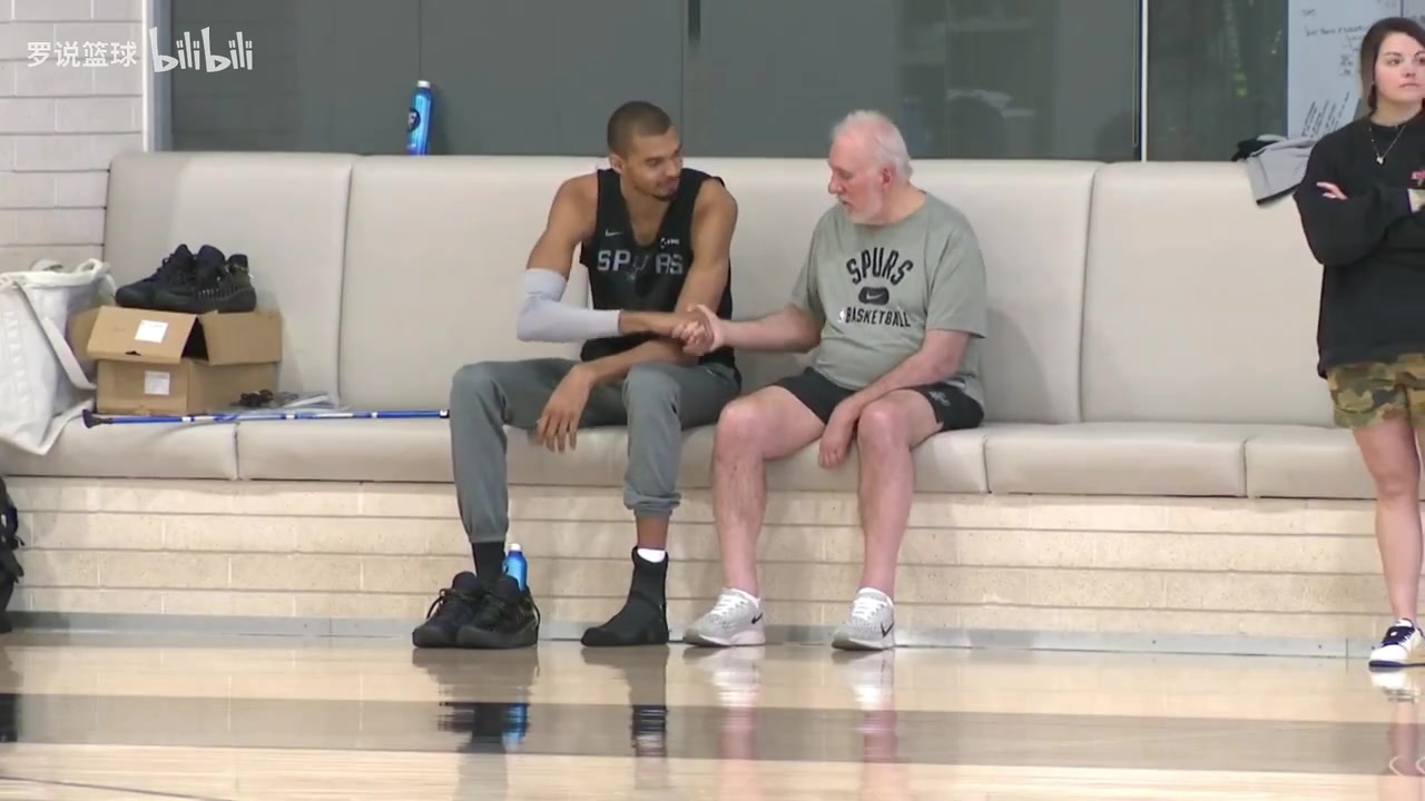 [马刺]77岁波波维奇现身马刺训练馆：与文班有说有笑，指点主