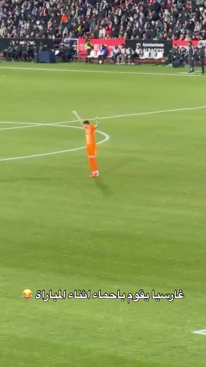 【推荐视频】快冻感冒了！巴萨在阿尔瓦塞特禁区进攻，加西亚在中圈热身