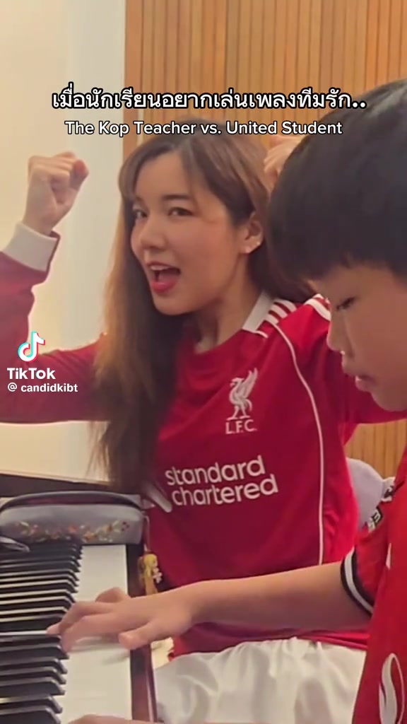 【你怎么看？】曼联小球迷在利物浦女球迷面签弹奏曼联队歌，至少颜色对了