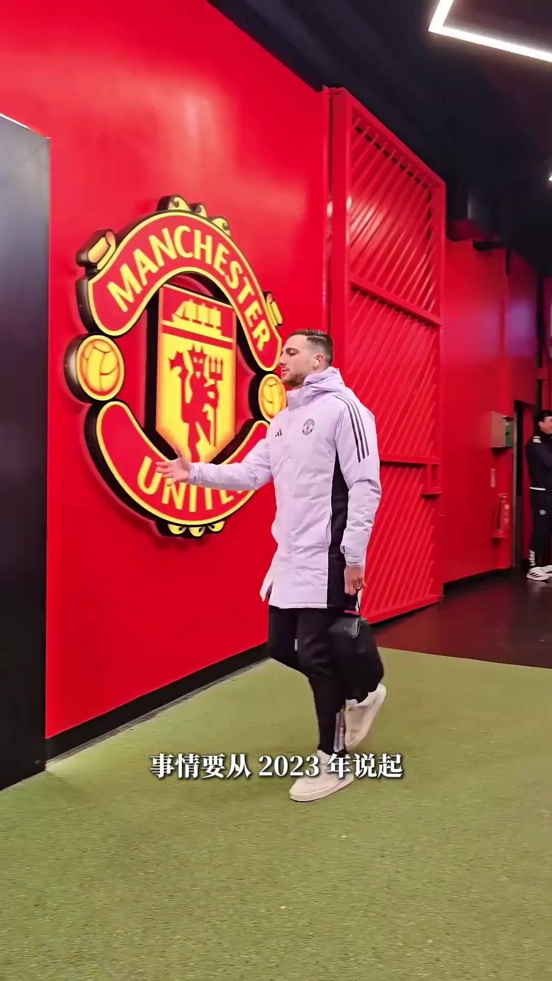 [体育头条]曼联再胜两场，一个球迷可能就要“失业”了