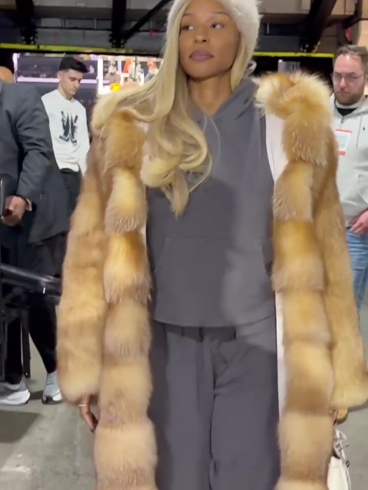 [全程剪辑]貂皮大衣？老詹⚽妻子萨瓦娜这⬇️身装扮，看上去就