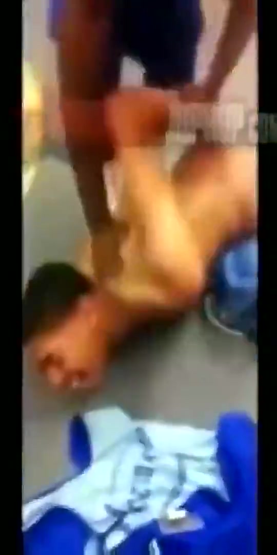 怎么感觉还有点享受？浓眉在大学时曾被队友扒光衣服打屁股