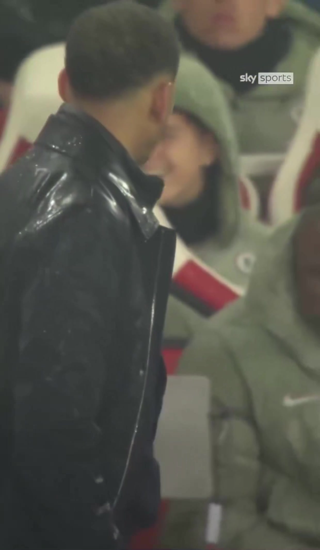 [球迷看点]教练停球失误你笑得最欢，还想不想上场