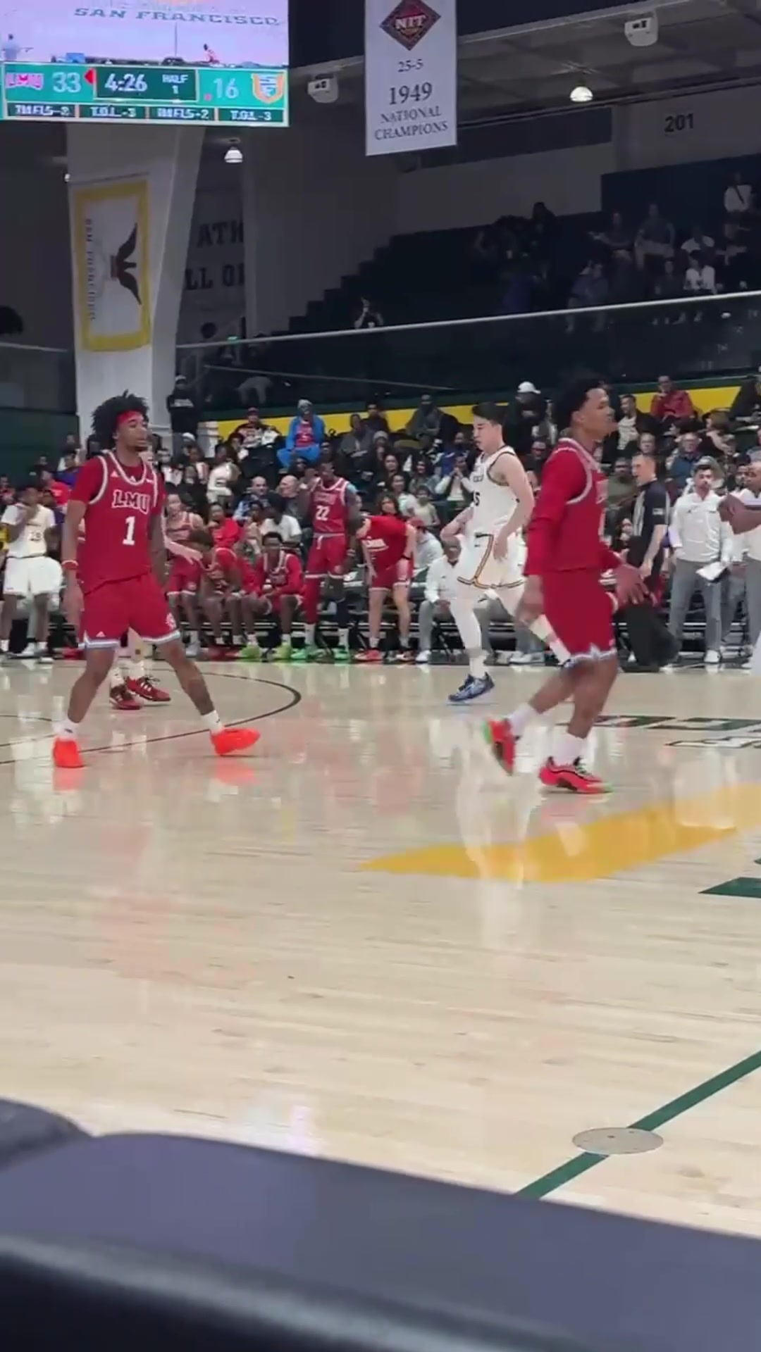 [中国篮球]出手十分坚决！王俊杰弧顶借掩护接球三分手起刀落！