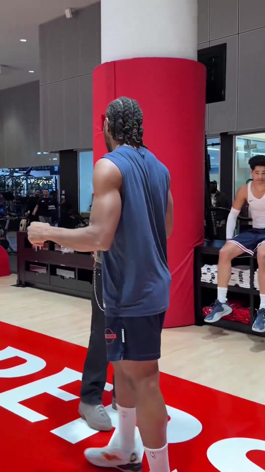 [你怎么看？]加兰抵达快船与教练和队友们打招呼，复出后能否助球队扬帆起航？