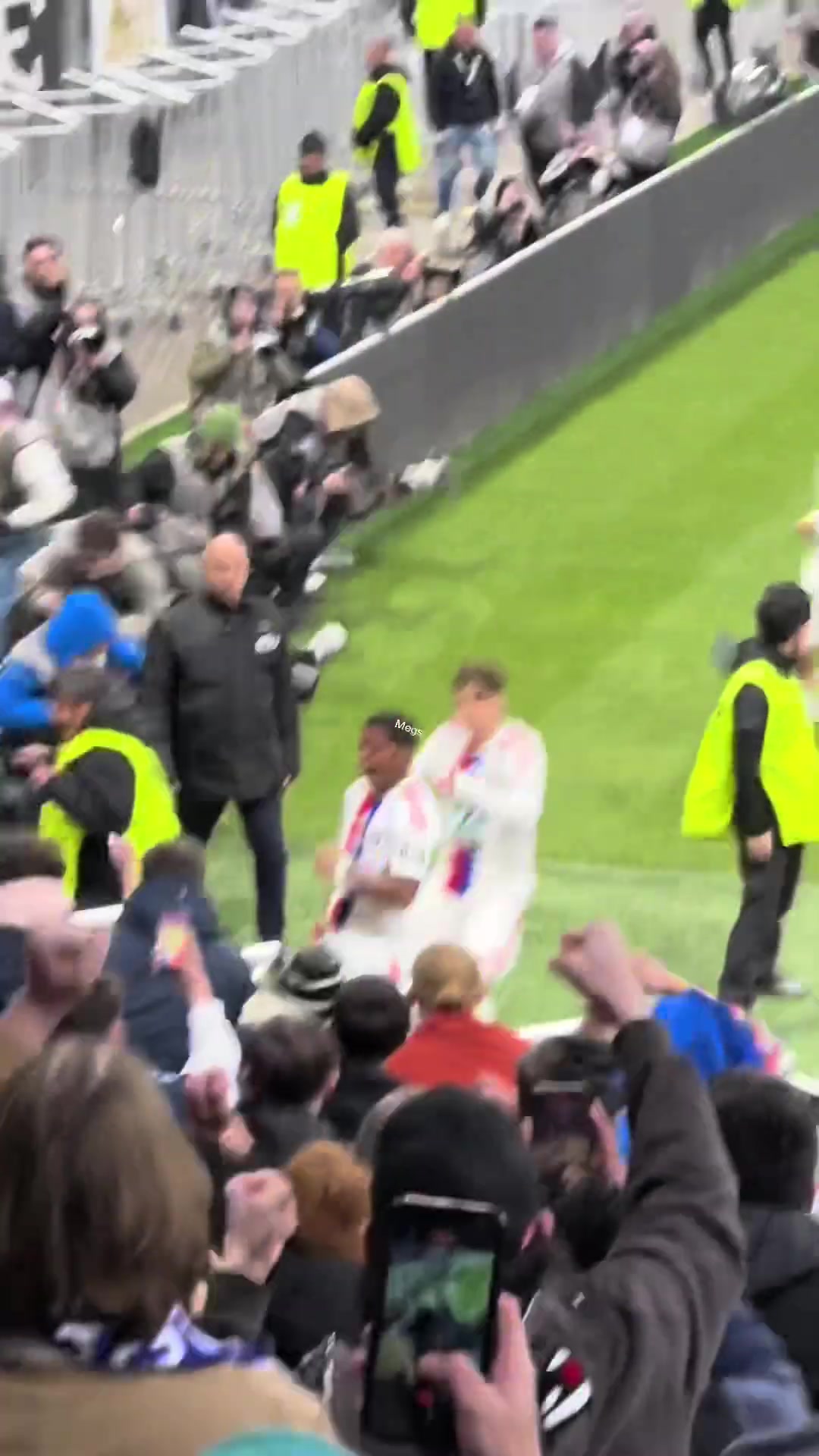 [花絮]5场5球1助！恩德里克进球后怒踹角旗杆和护栏激情庆祝