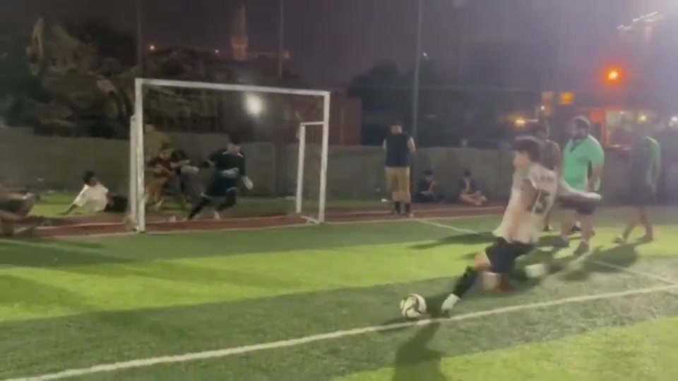 【体育头条】门将：还好扑对了方向，差点被轰死了