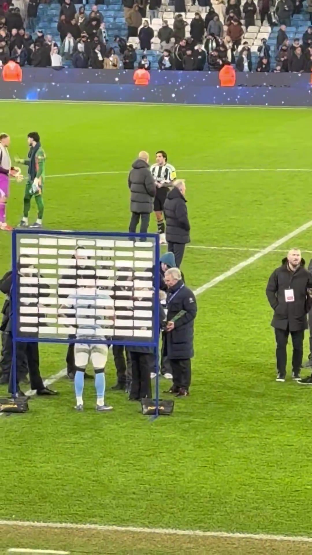 [纽卡斯尔联]瓜迪奥拉赛后和托纳利进行了长时间交谈