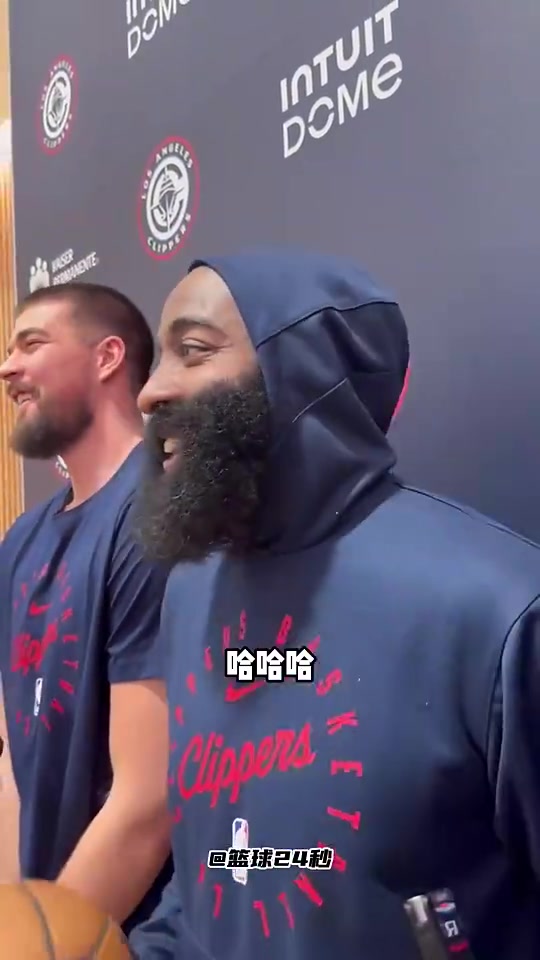 [体育头条]如今都离队了！哈登曾笑谈祖巴茨进步：他以前真的不