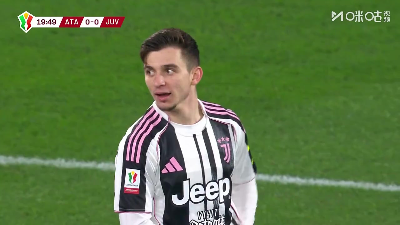 击中横梁！孔塞桑禁区内晃开防守抽射击中横梁！