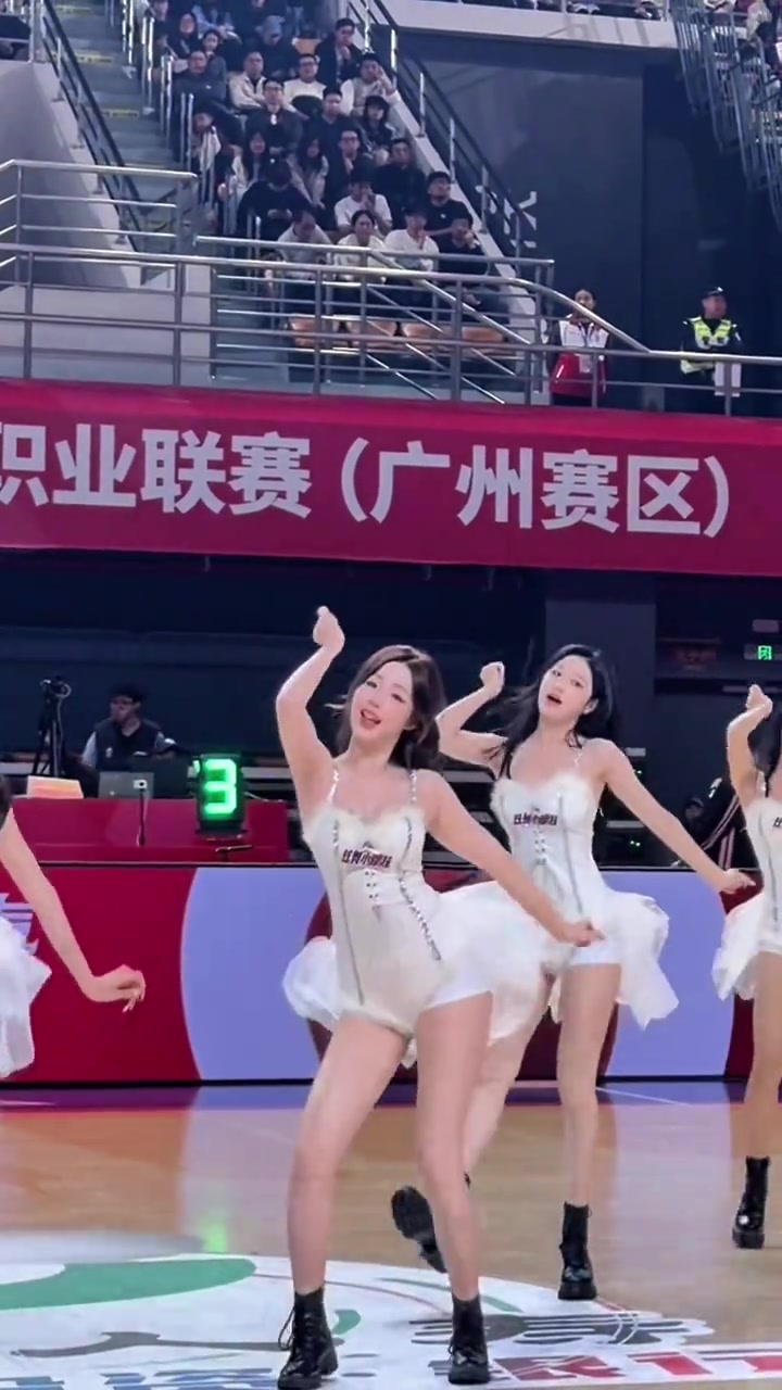 活力十足！广州龙狮啦啦队员这身材+颜值很难不爱啊~