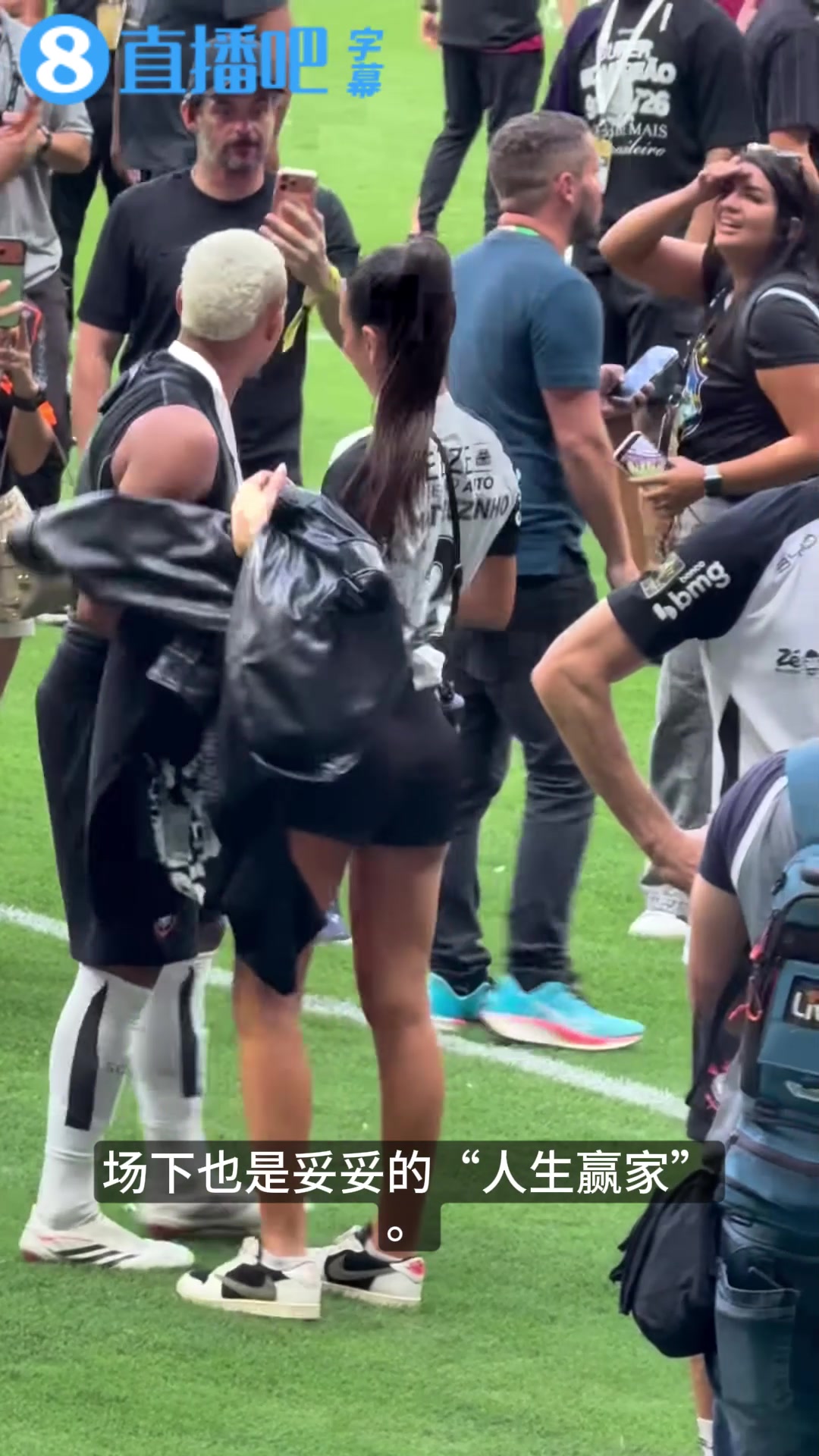 【你怎么看？】马特乌齐尼奥助科林蒂安拿下巴西杯，赛后甜蜜拥吻女友庆祝