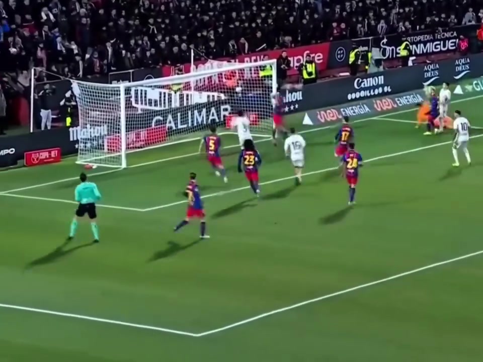 [体育视频]跑位是有一手的！国王杯的裁判险些迎来最好的绝平机