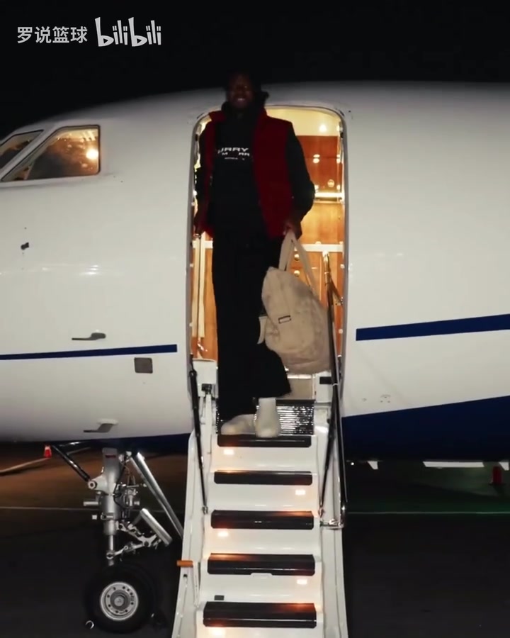 [推荐]小贾伦·杰克逊飞抵盐湖城向球迷打招呼：非常兴奋来到这里！