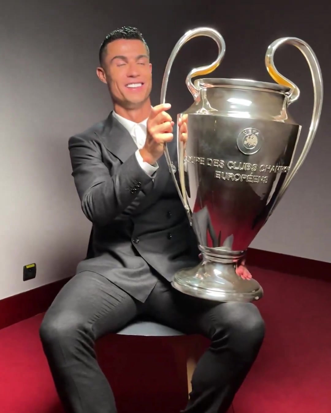 [视频/集锦]欧冠官媒晒C罗当年五夺欧冠奖杯的霸气时刻：当场