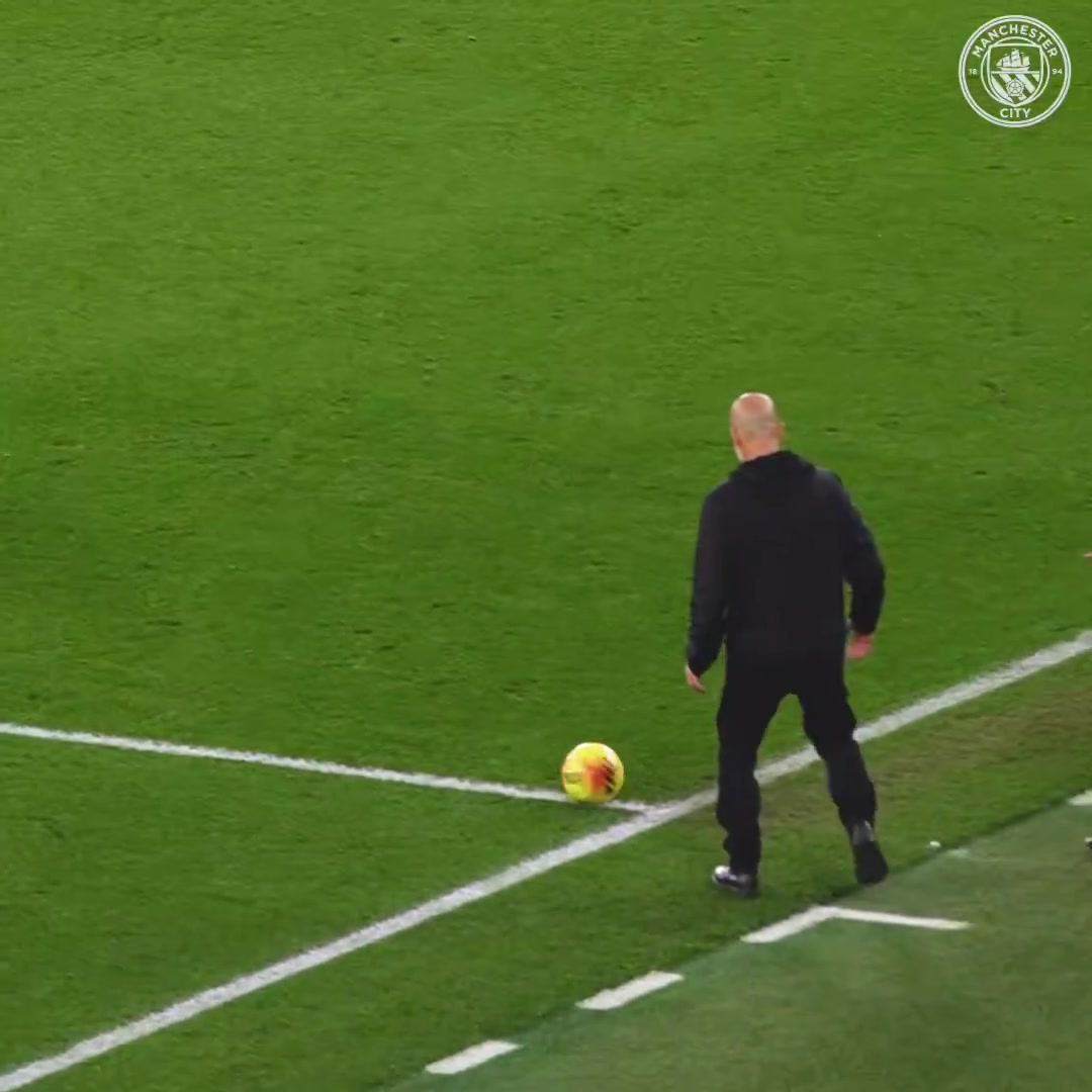 曼城官推：别眨眼！看看我们教练的停球