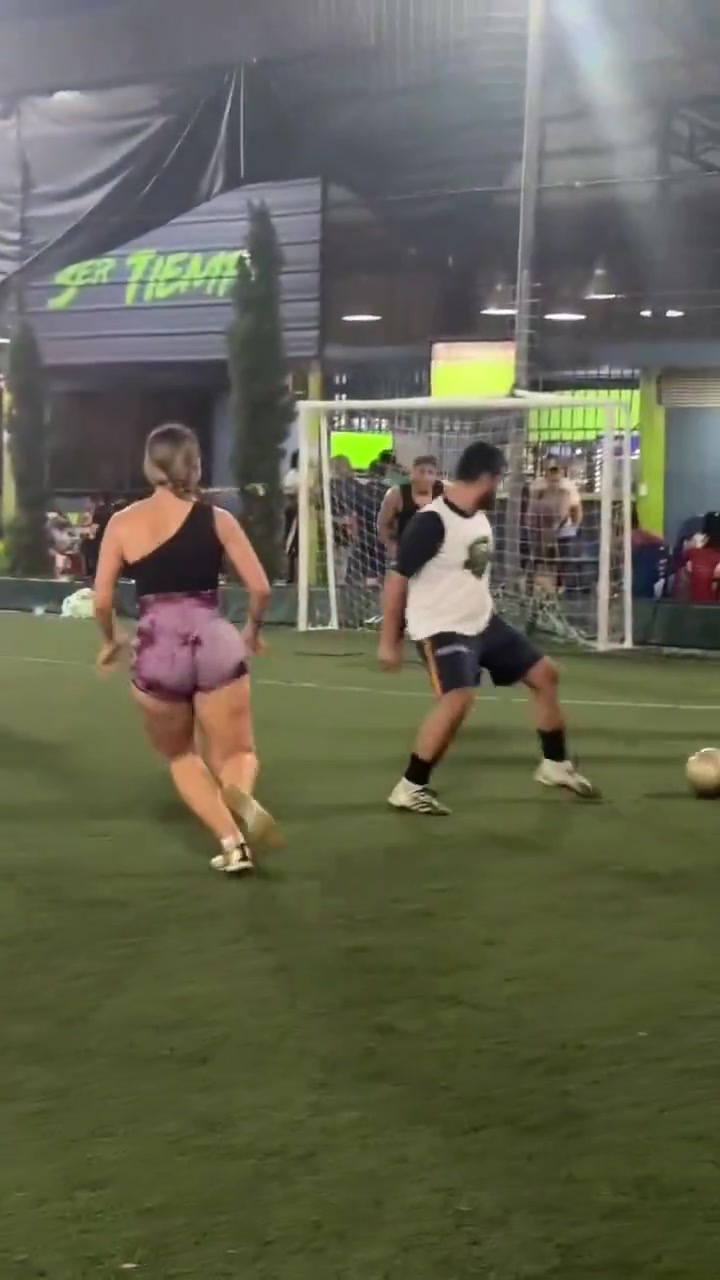 [实况精华剪辑]踢球碰到这⬇️样⬆️⚾的猛女，你防得住吗？