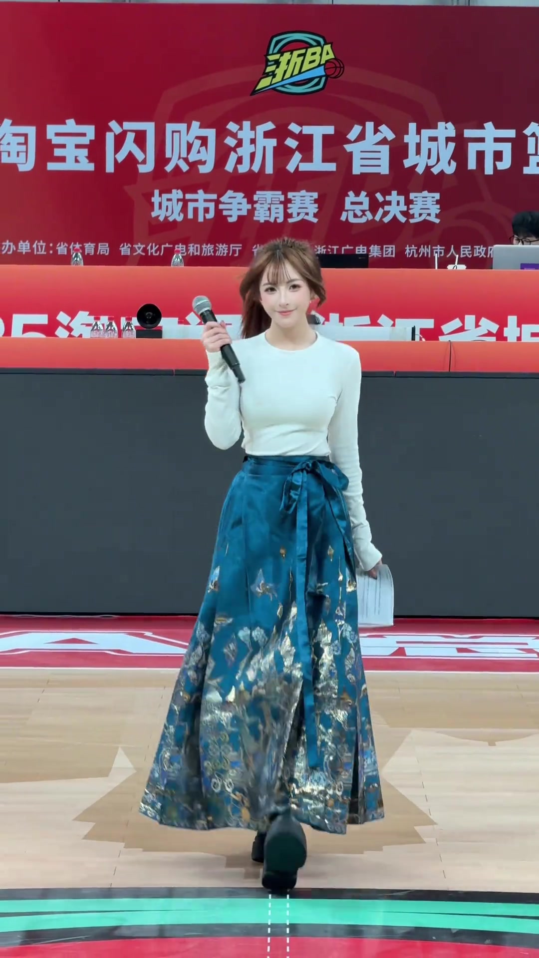 【球场速看】有这样的美女MC，➡️谁➡️还不关注一个！