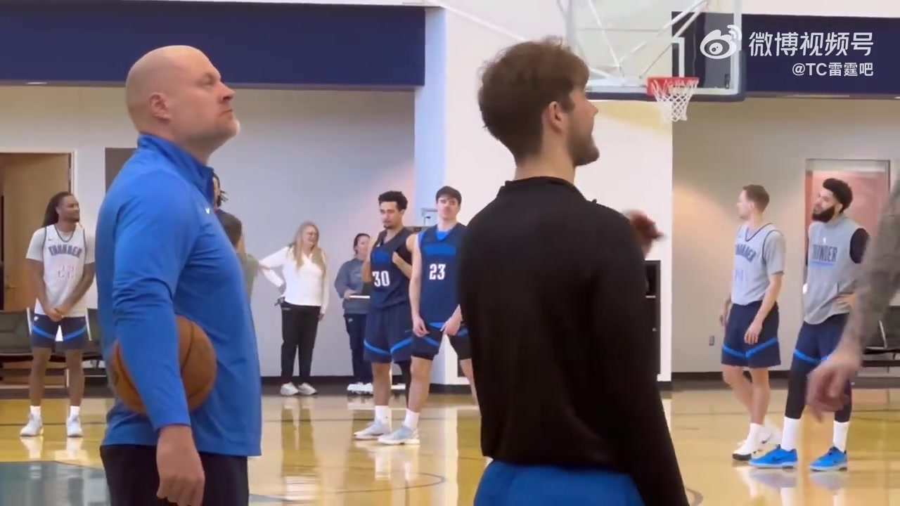 [体育头条]赤脚大仙！雷霆队内训练，亚历山大光着脚丫子从球场