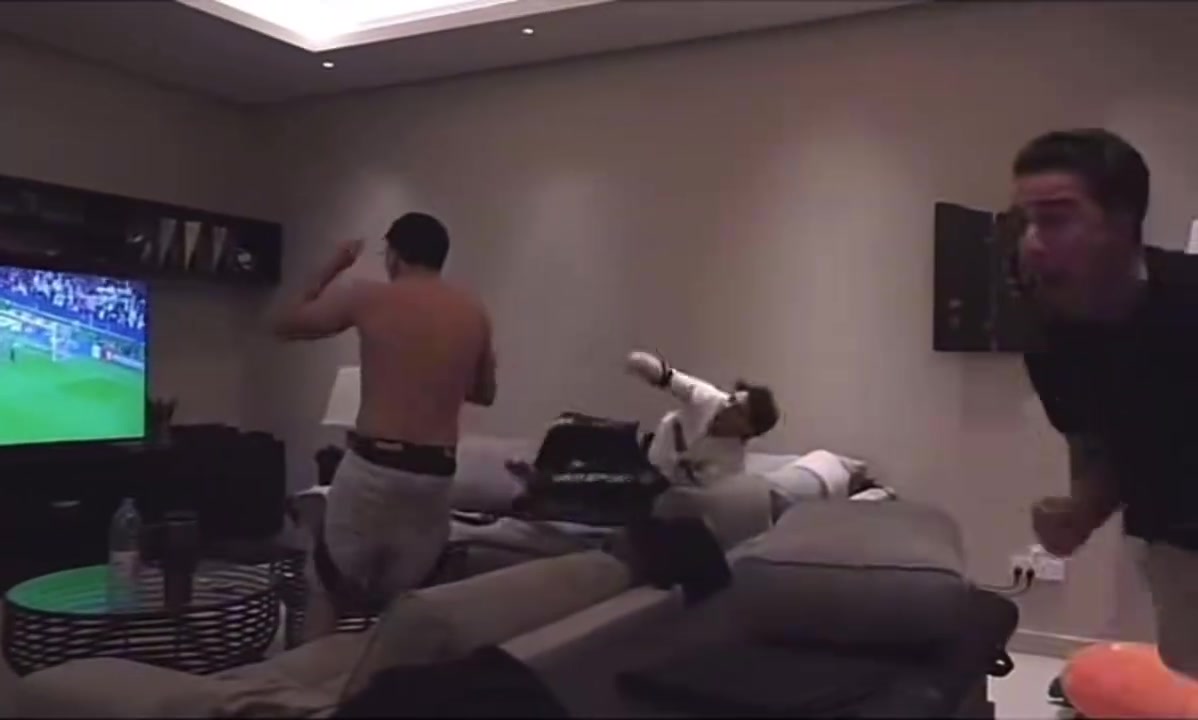 【深度视频】老东家⚽！菲利克斯和朋友看到本菲卡绝杀皇马的反应