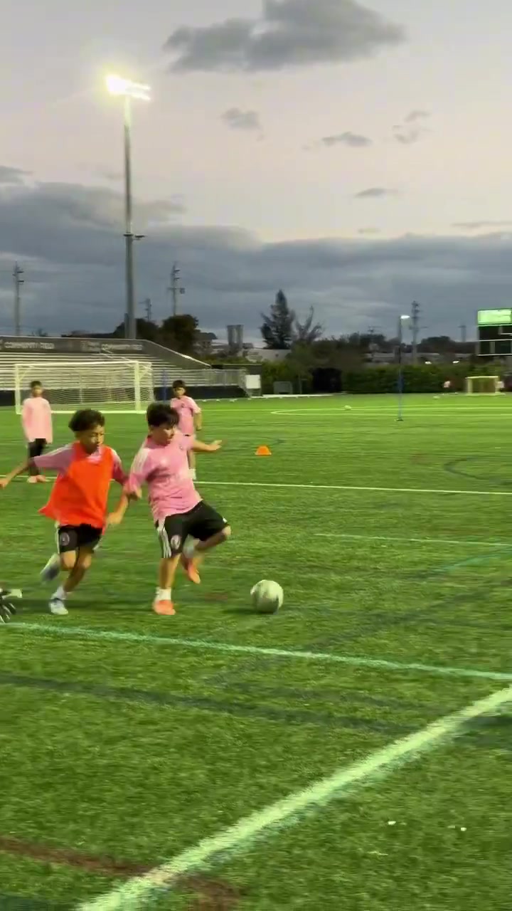 [有道理嘛?]真正的梅西接班人马特奥！训练中轻松击败队友