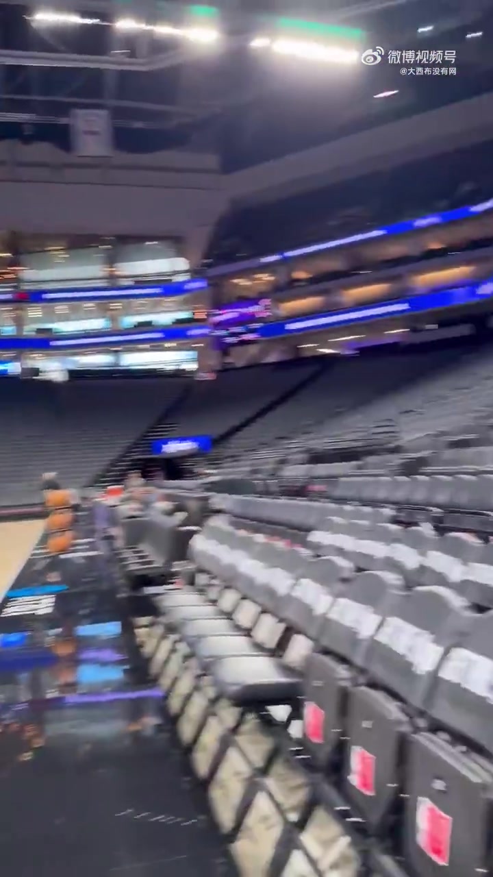 [篮球]装起来了~威少场外超远命中，随后跑回球员通道