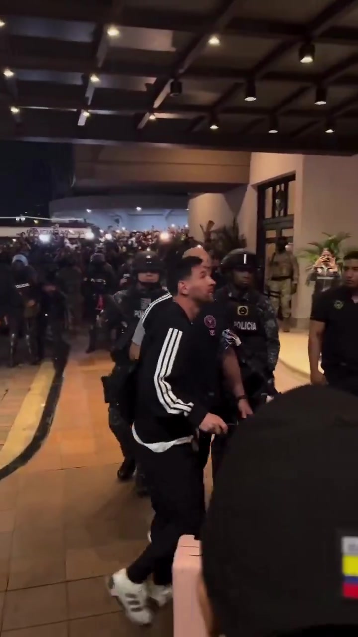 [梅西]梅西到达厄瓜多尔武装保护，一下车球迷激动不已，尖叫连