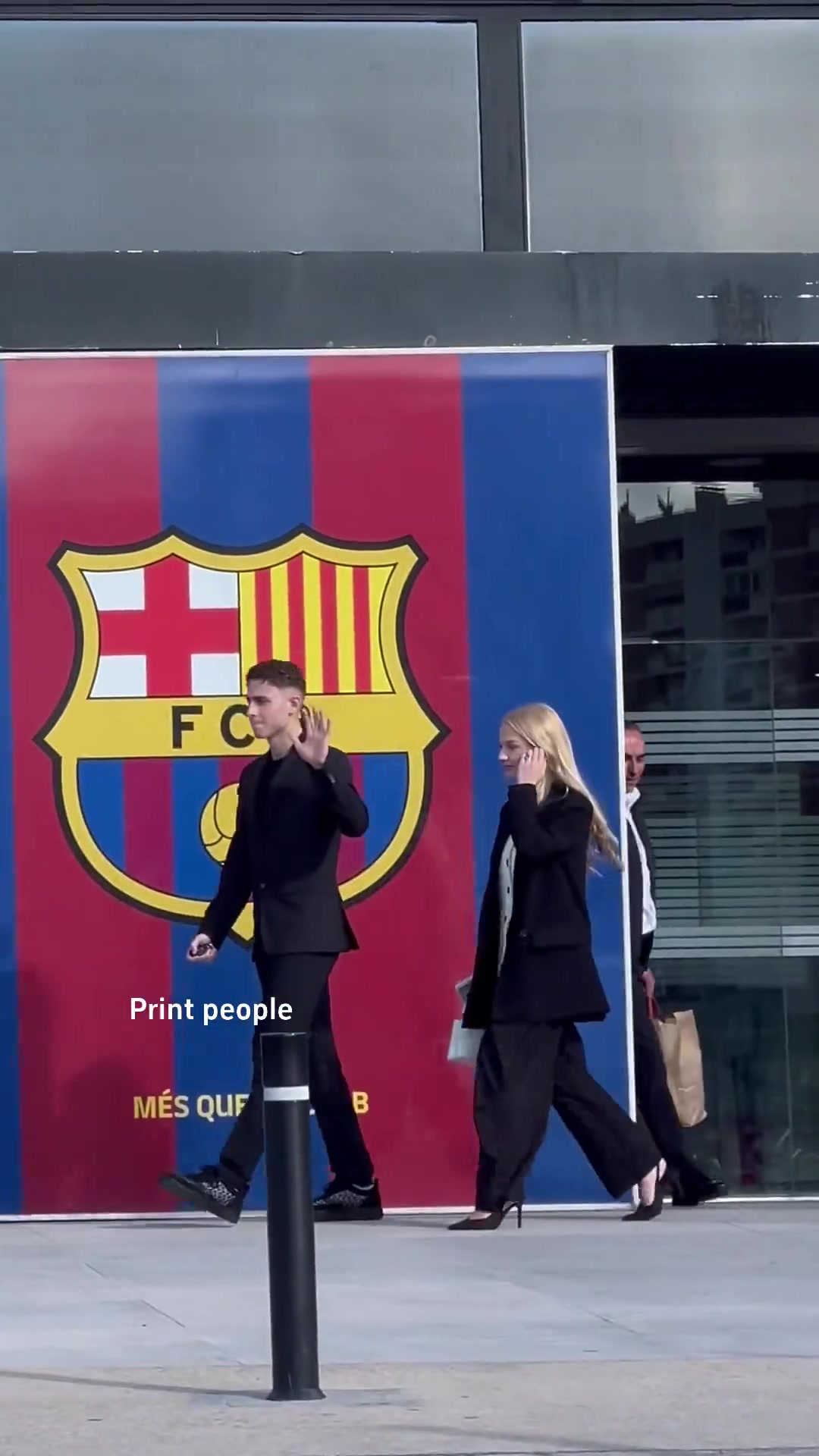 【冲击力画面】费尔明完成续约❗，和漂亮女友一起简直金童玉女❗