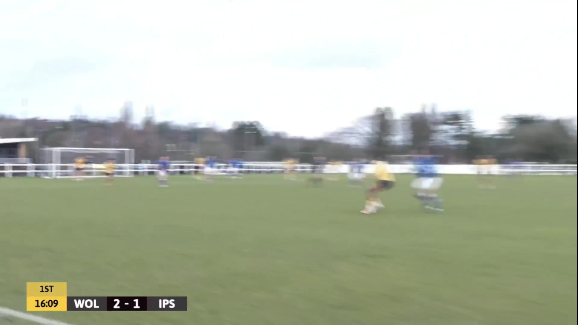 队友停球过大丢球，徐彬上抢夺回球权