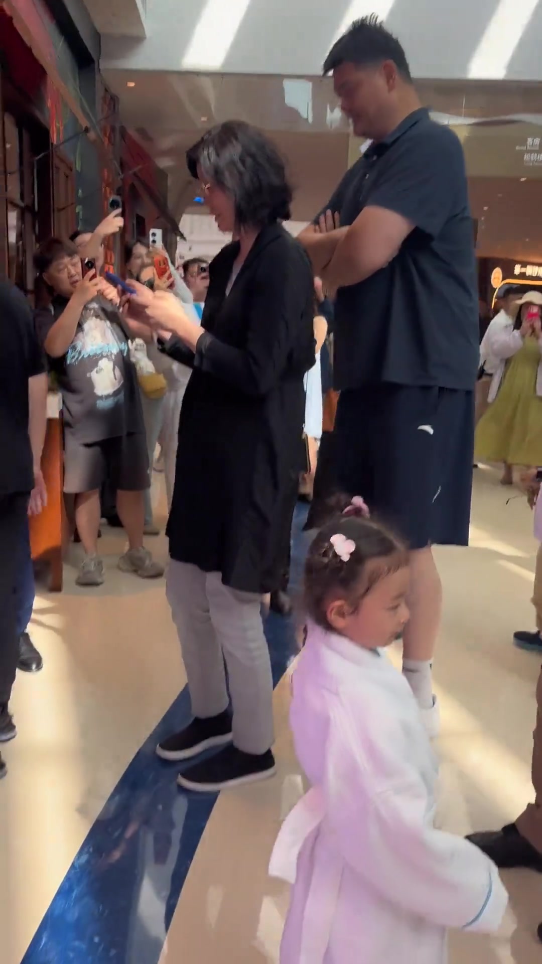 【体育精彩时刻】路人视角的姚明！这体量压迫感❕⬅️很强