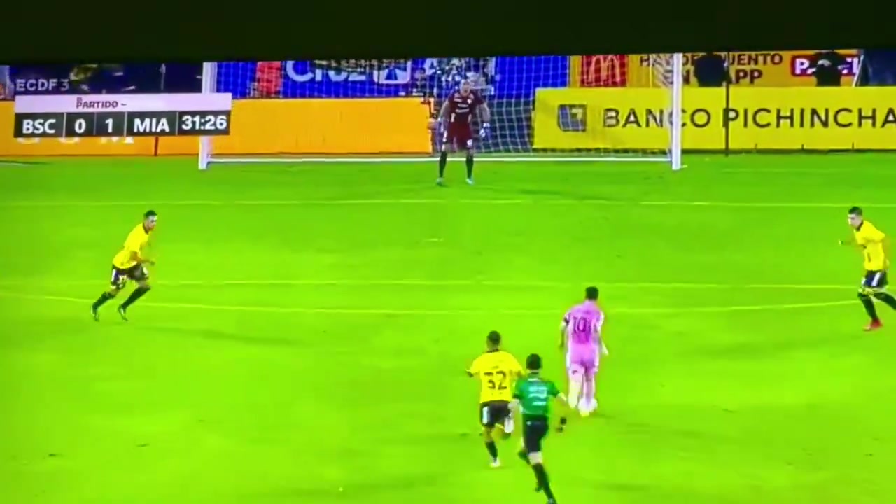 [精选镜头]回放➡️细看梅西中圈突爆瓜亚基✌️尔巴萨的后防，