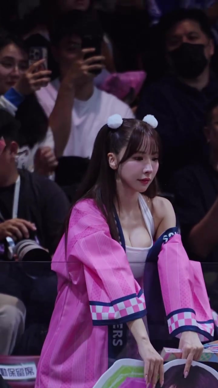 [赛事影像]三上悠亚这样干扰对手罚⚾球，真的很难不受影响啊