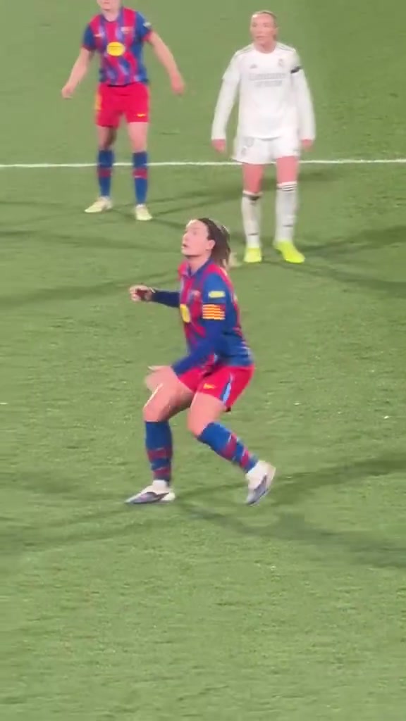 【你怎么看？】戏耍！现场直拍普特利亚斯潇洒的跳球过人！