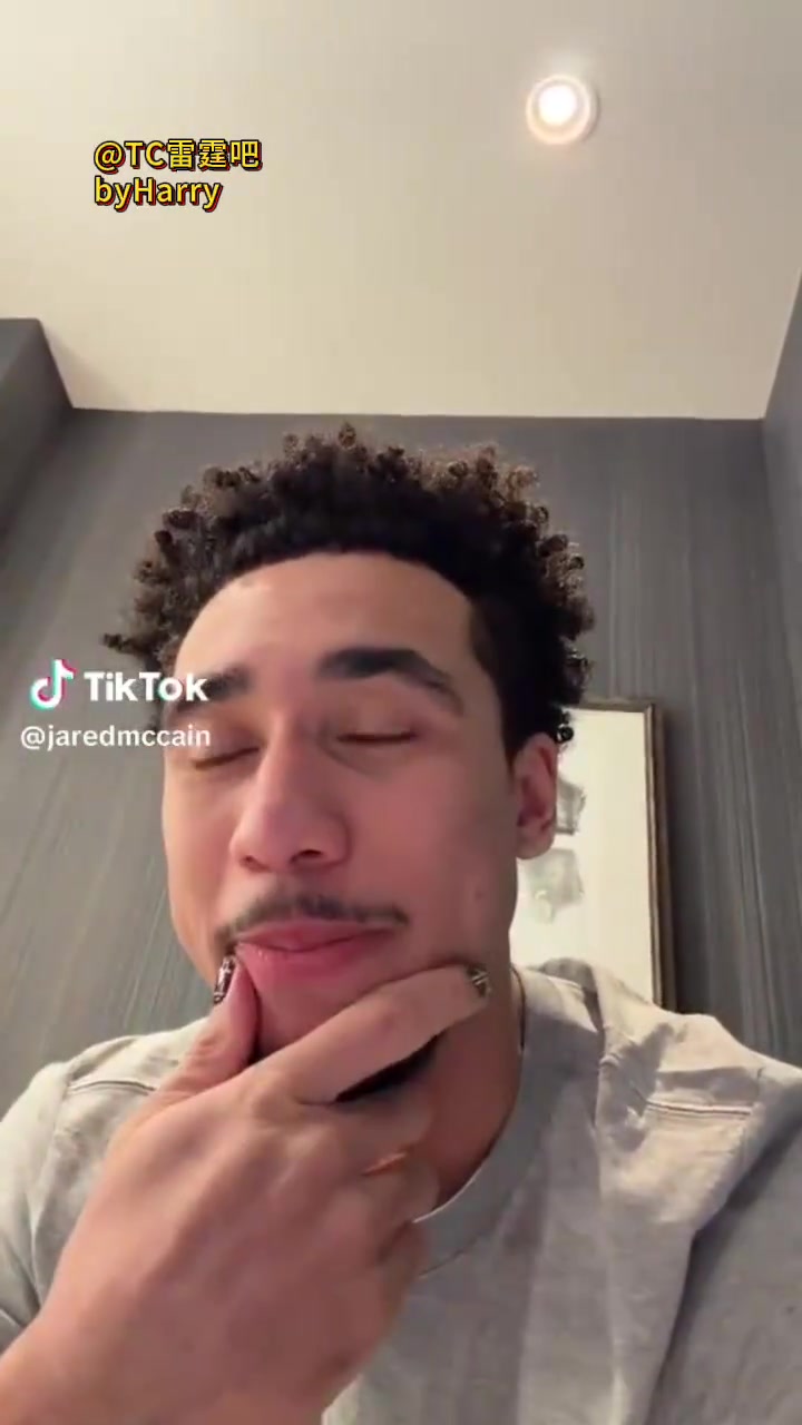 [NBA]爱得深沉！麦凯恩身穿雷霆T恤深情高歌告别76人！