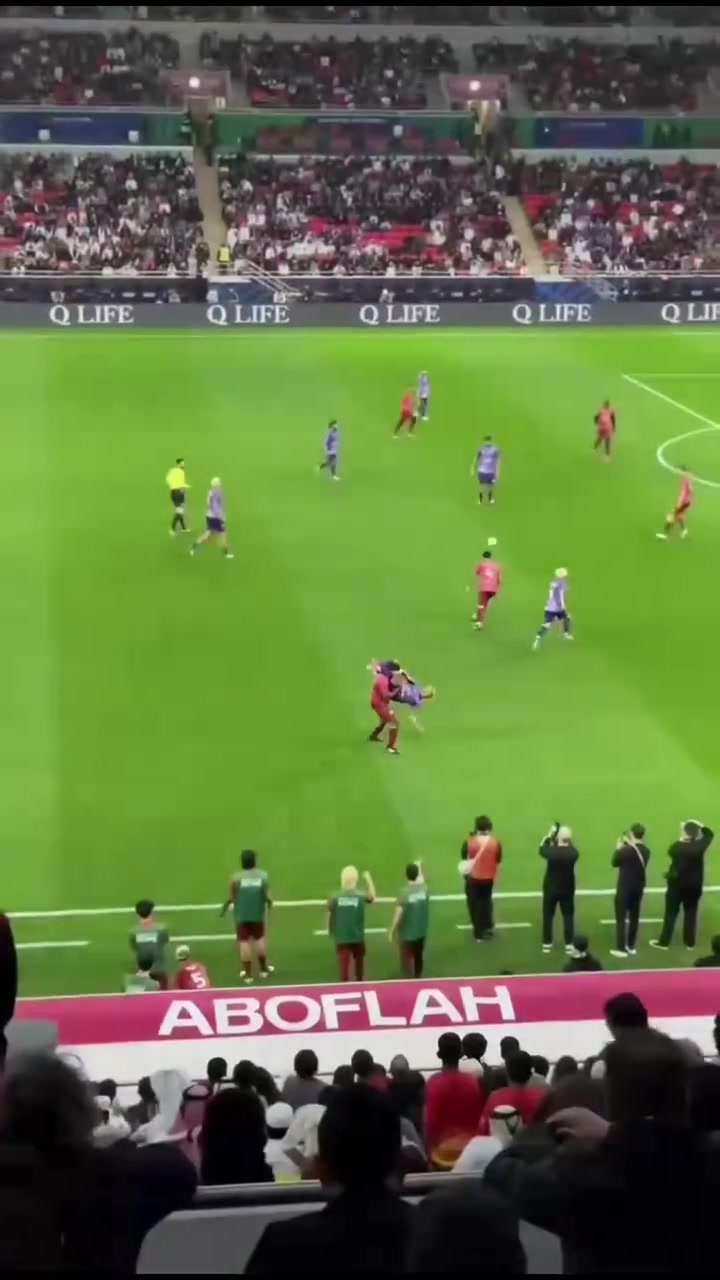 【你怎么看？】他们踢他们的，你们打你们的是吧！