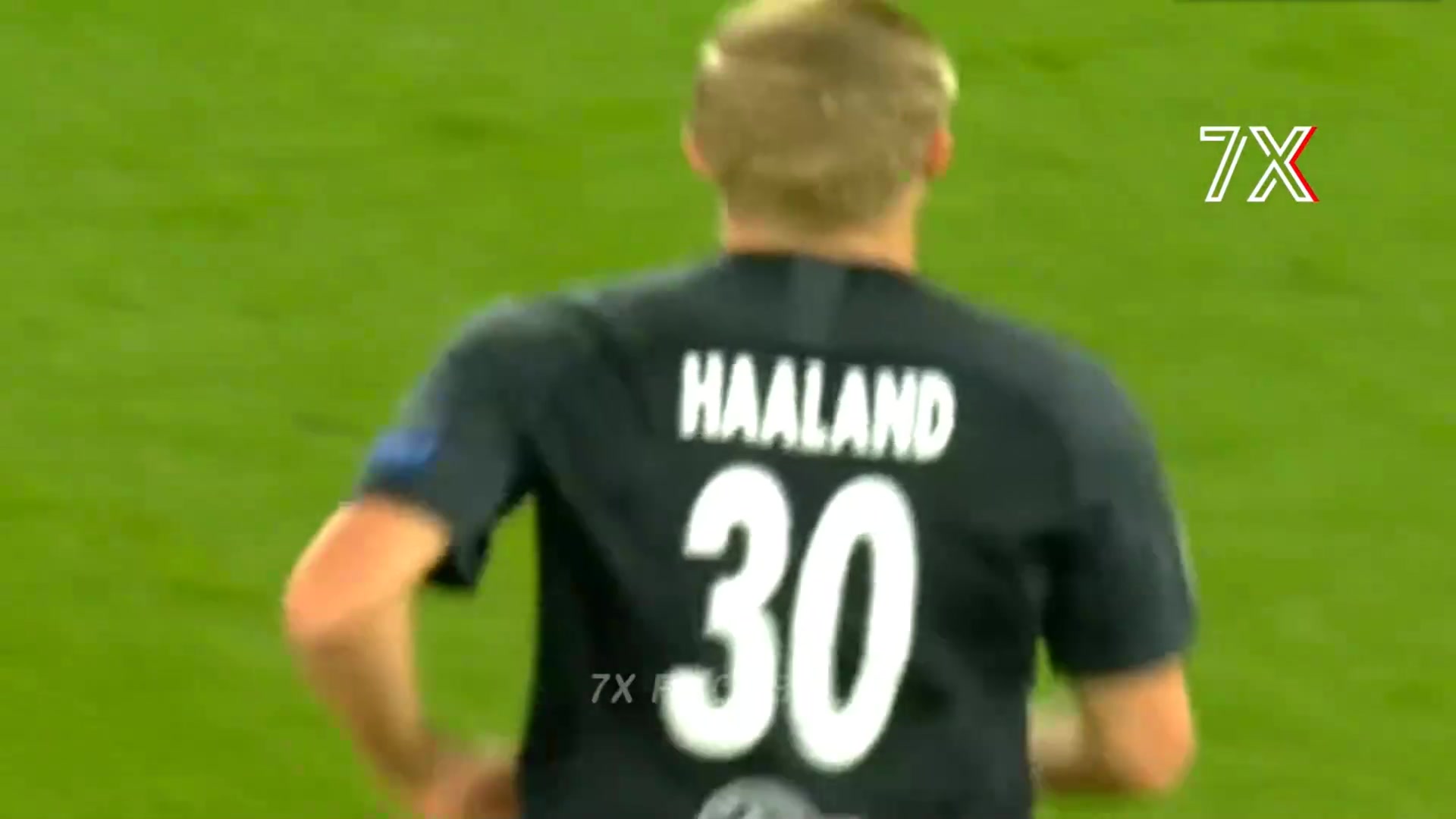 [今日视频]当年青涩的哈兰德对上正值巅峰的利物浦，这大步流星