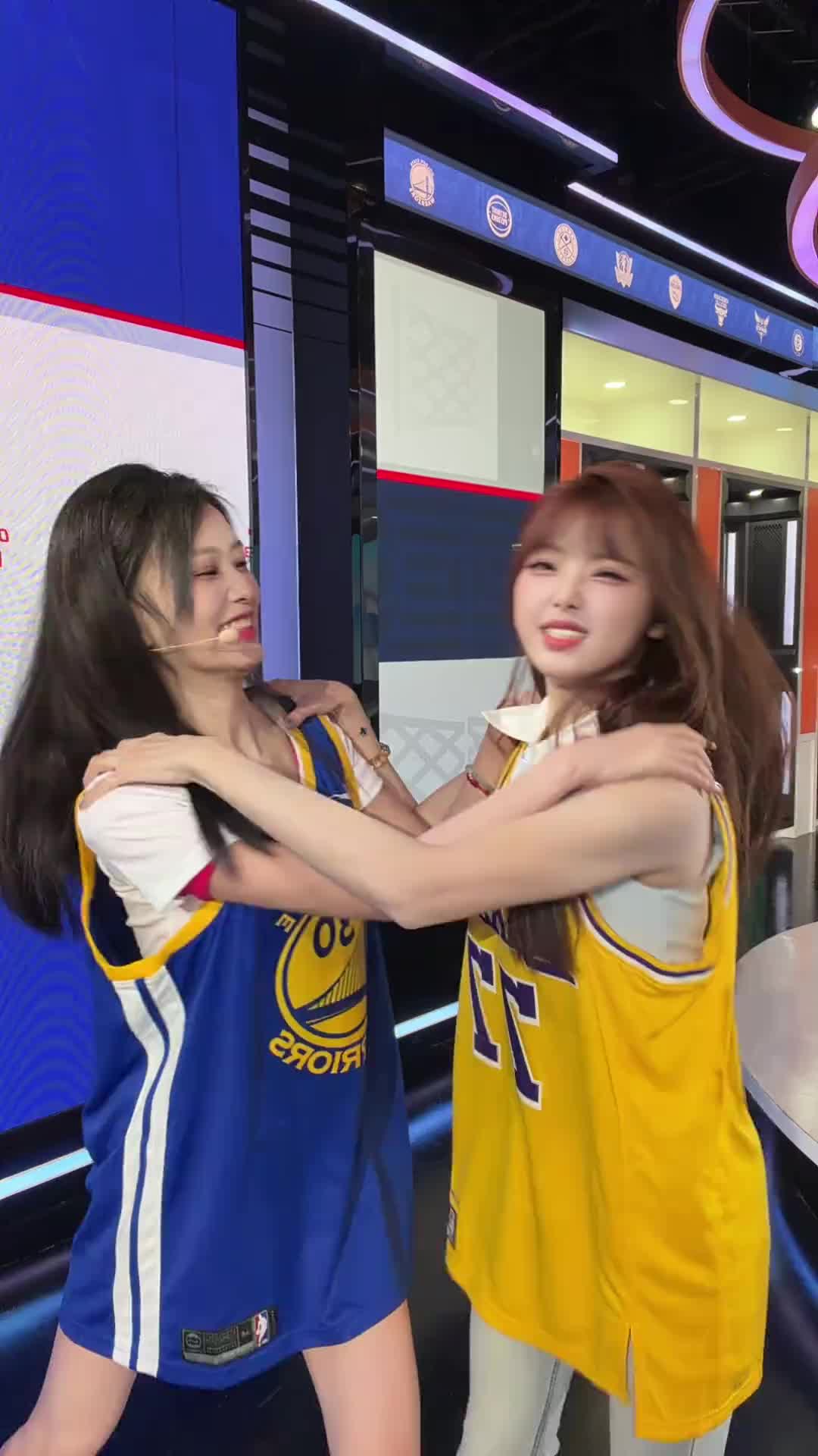 【NBA】青春靓丽女主播泱泱、辰辰为了湖勇掐起来了~