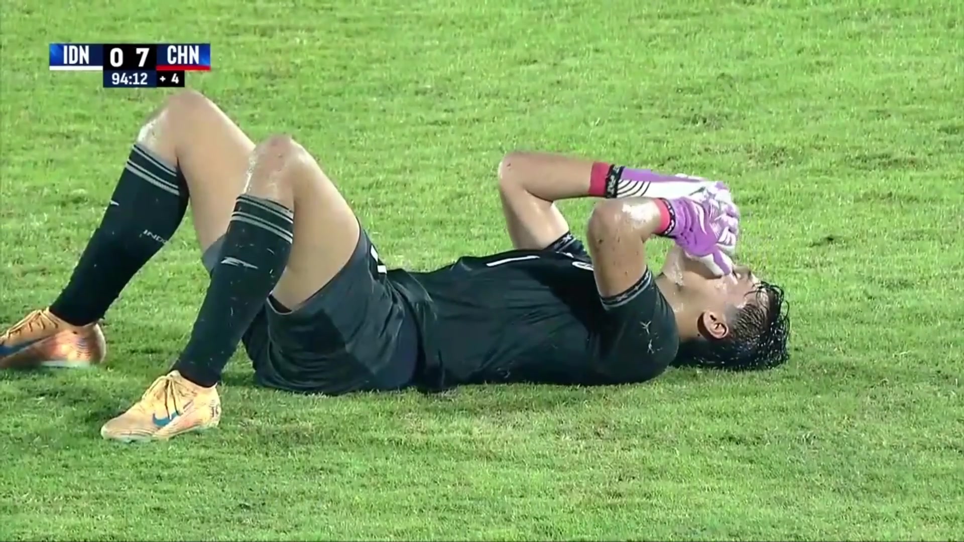 【精彩剪辑】打哭了？印尼U17门将被打进7球，赛后躺地上抱头