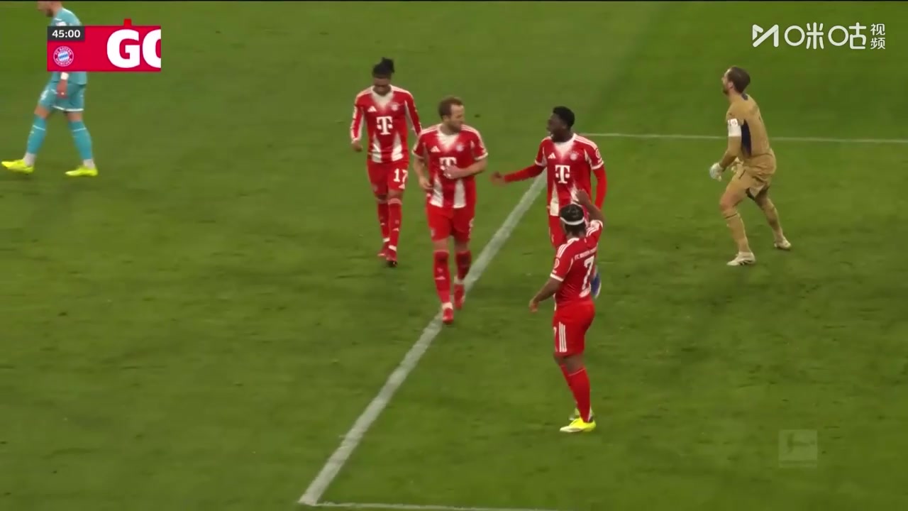 凯恩反击一条龙送助攻！迪亚斯推射破门拜仁半场3-1领先！